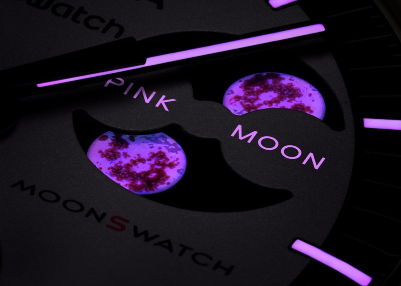 Moonswatch_PinkMoon_close-up