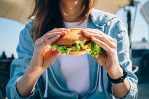 H κατανάλωση ψωμιού ή χυμού πορτοκαλιού για πρωινό μπορεί να σε κάνει να συσσωρεύεις περισσότερο λίπος λένε οι ειδικοί - εικόνα 1