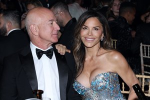 Jeff Bezos - Lauren Sanchez: Aλλάζουν τα σχέδια για τον γάμο στη Βενετία - εικόνα 1