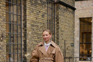 Katie Holmes: Εδώ θα βρεις τα stylish sneakers που δεν αποχωρίζεται - εικόνα 4