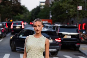 Τα μαύρα σανδάλια ανήκουν στο παρελθόν: Αυτά τα παπούτσια θα κυριαρχήσουν το καλοκαίρι του 2025 - εικόνα 12