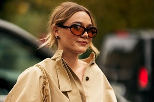 Get inspo: Η Hailey Bieber επιβεβαιώνει την επιστροφή αυτού του 90s sneaker - εικόνα 2