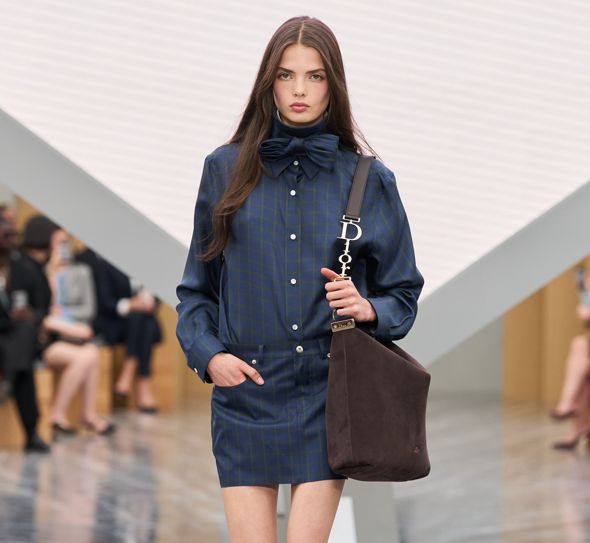 Jennifer Lawrence: Το ανατρεπτικό Dior look στο κόκκινο χαλί του Φεστιβάλ της Ρώμης - εικόνα 1