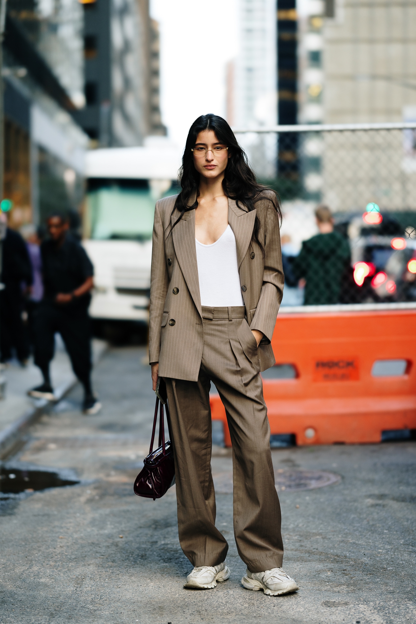 Ugly shoes: Τα άσχημα sneakers που θα σε ιντριγκάρουν να δοκιμάσεις φέτος το φθινόπωρο - εικόνα 1