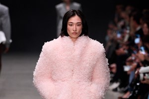 Miley Cyrus: Η statement γούνα που θα θες να προσθέσεις στην γκαρνταρόμπα σου - εικόνα 2