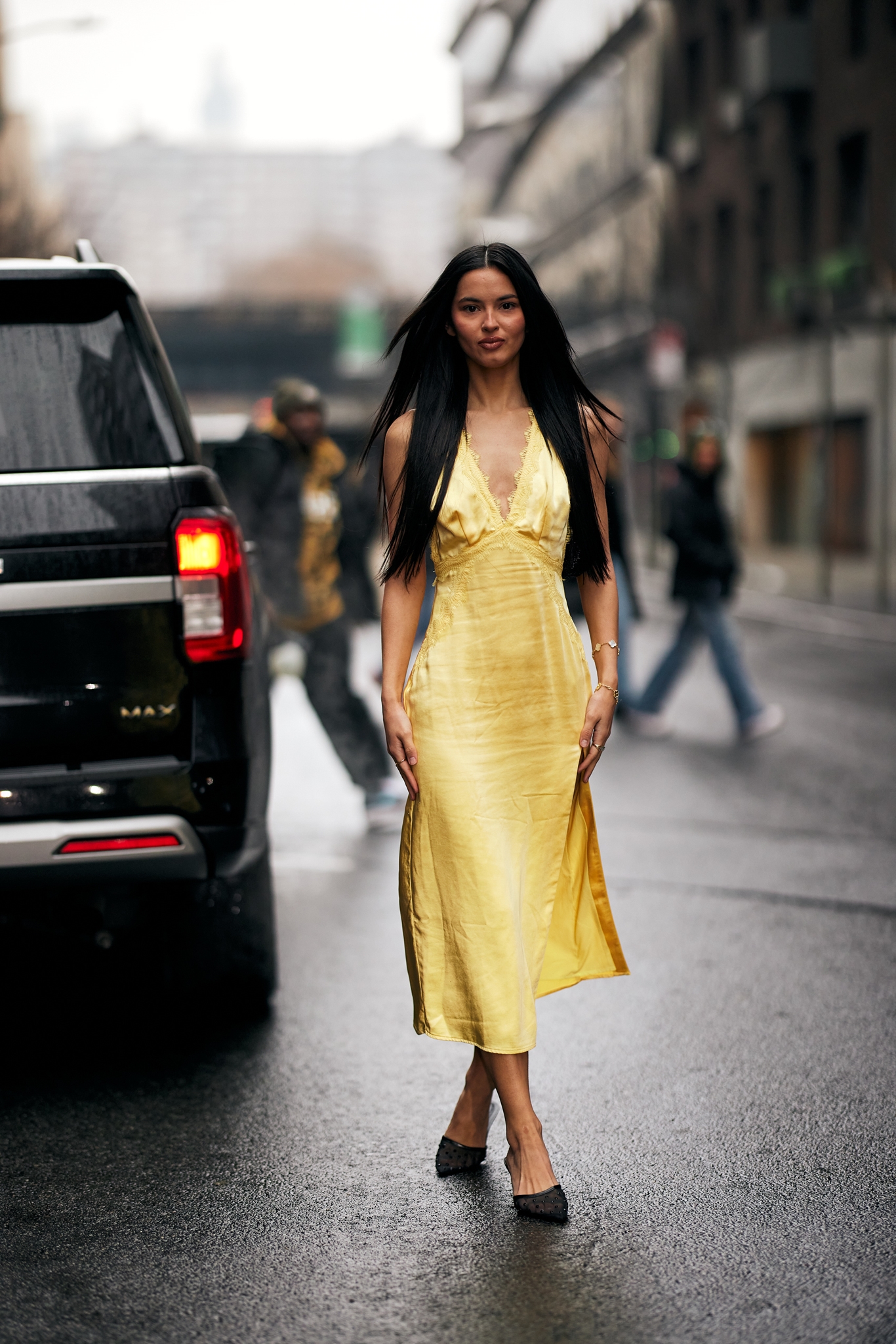 Η μπαντάνα επέστρεψε: Οι fashion experts μάς δείχνουν πώς θα τη φορέσουμε το 2025 - εικόνα 1