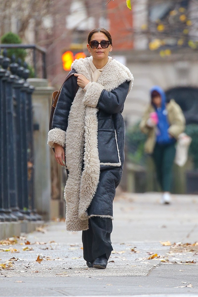 katie holmes elle.gr