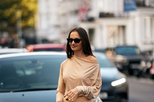 Αυτό το σατέν παντελόνι των 16 ευρώ από ZARA μοιάζει έξτρα "πολυτελές" - εικόνα 3