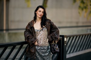 Αυτή η σουέντ φούστα από ZARA θα γίνει ο λόγος που θα θες να βγαίνεις κάθε ΣΚ - εικόνα 1