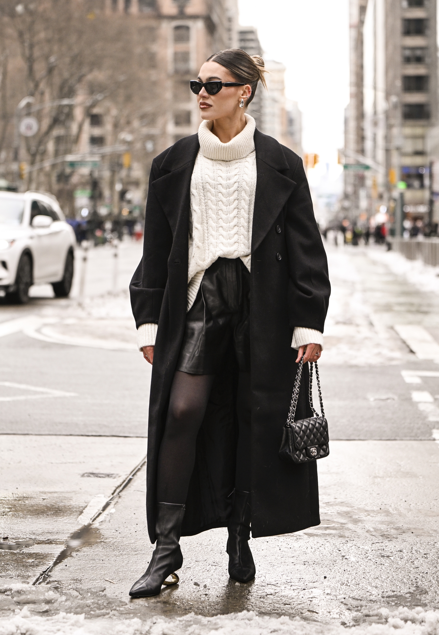 Η οικονομική ζακέτα που μοιάζει "ακριβή" και θα συνοδεύσει όλα τα luxury looks σου - εικόνα 2