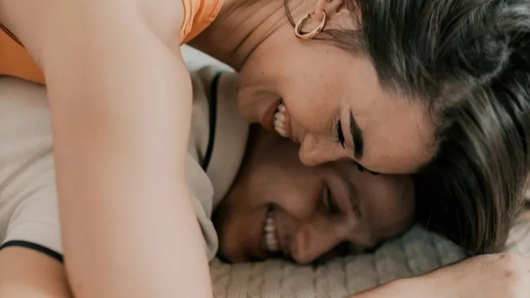 Σχέση ζωής ή "σχεσούλα": Γιατί αρκούμαστε σε σχέσεις χωρίς έρωτα; - εικόνα 1