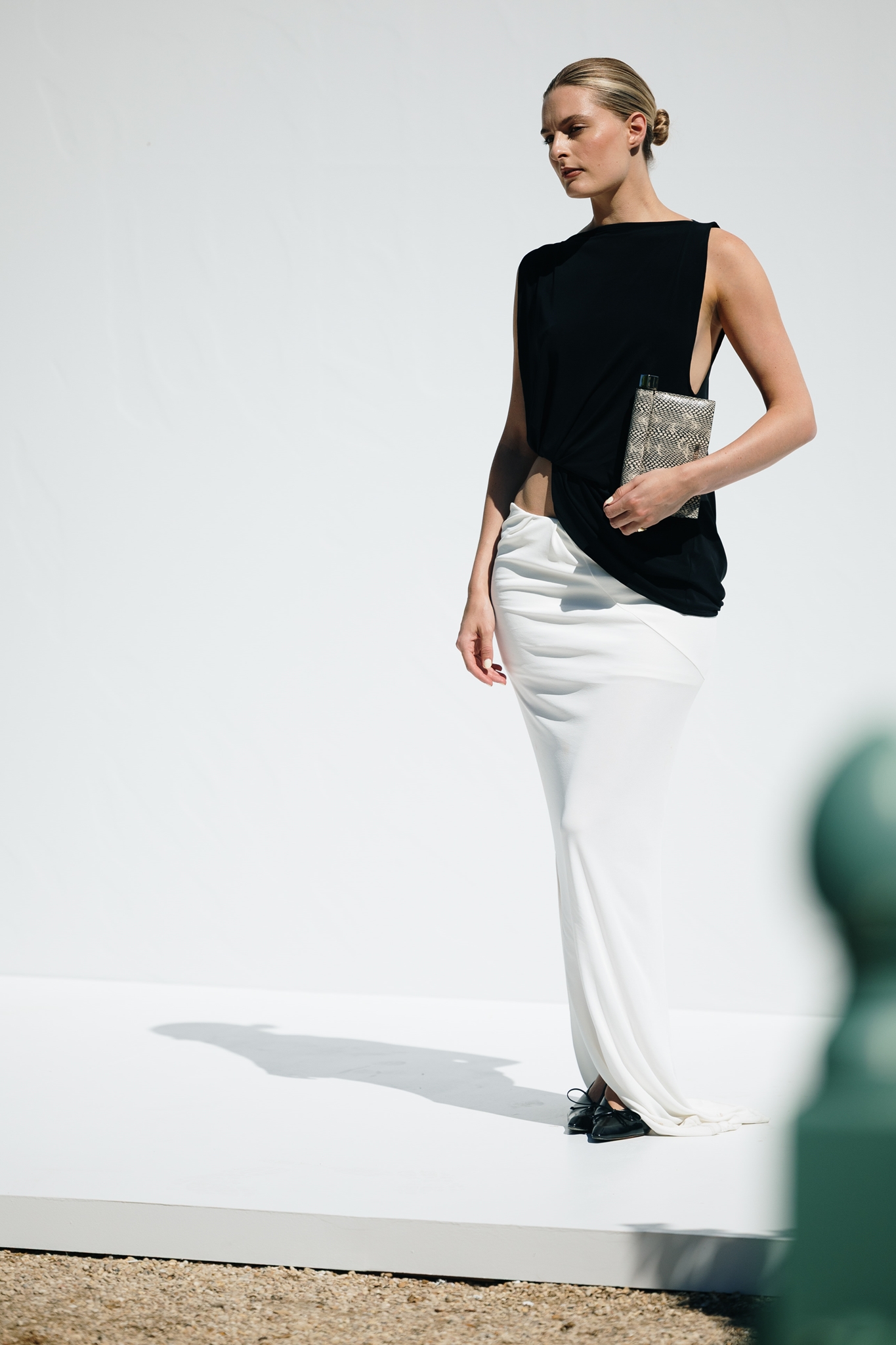 Ανακαλύψαμε το απόλυτο λευκό φόρεμα από H&M για τις διακοπές σου (και όχι μόνο) - εικόνα 2