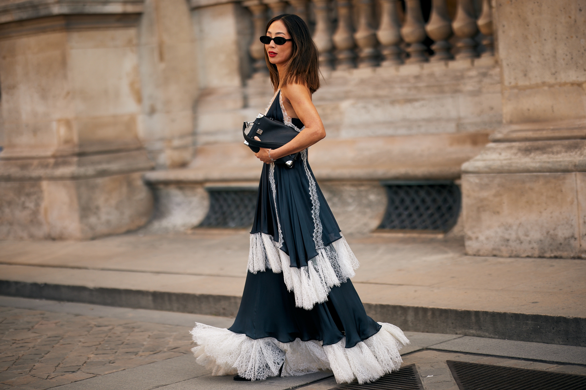 Φοριέται το slip dress το φθινόπωρο; Τα stylish girls το επιβεβαιώνουν με τα κομψά looks τους - εικόνα 1