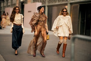 Φοριέται το slip dress το φθινόπωρο; Τα stylish girls το επιβεβαιώνουν με τα κομψά looks τους - εικόνα 4
