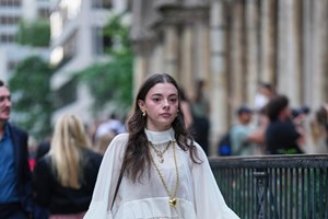 Christmas loading: Με αυτό το φόρεμα από H&M θα σε κοιτούν όλοι - εικόνα 2