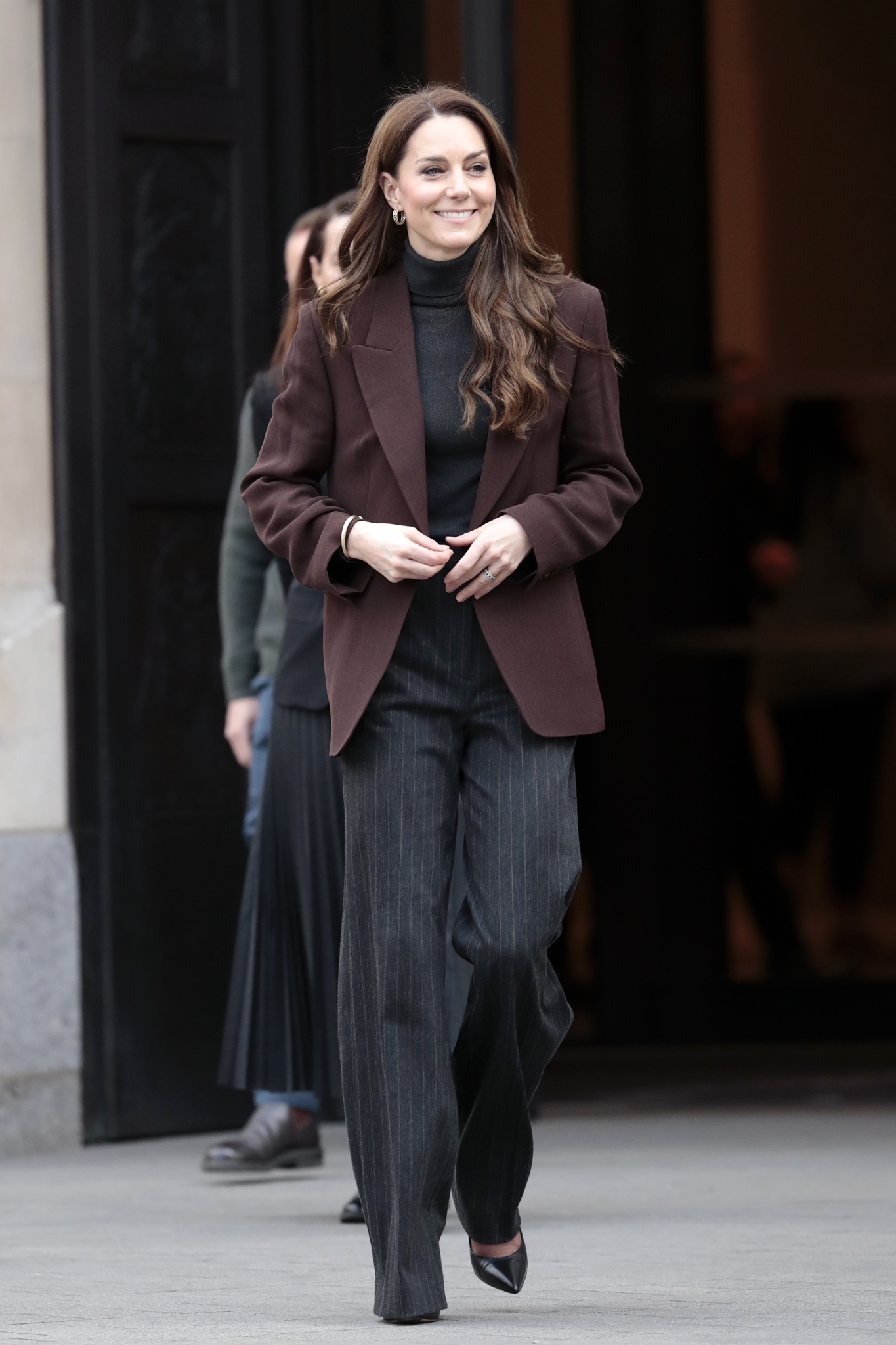 Η Hailey Bieber φόρεσε την καμπαρντίνα από MANGO που θα γίνει το go-to πανωφόρι σου για την άνοιξη - εικόνα 3