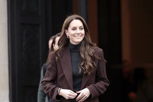 Η Hailey Bieber φόρεσε την καμπαρντίνα από MANGO που θα γίνει το go-to πανωφόρι σου για την άνοιξη - εικόνα 3