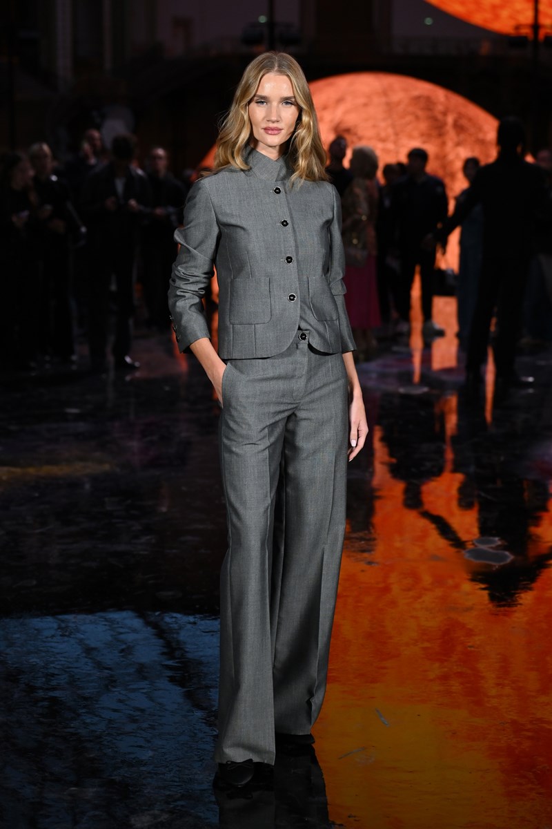 Rosie Huntington-Whiteley attends the Chanel Womenswear Spring/Summer 2026 show as part of Paris Fashion Week on October 06, 2025 in Paris, France.