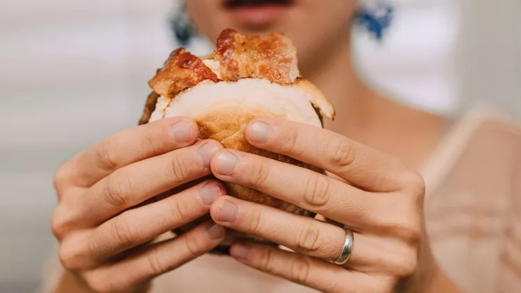 Τέλος στο φούσκωμα: Με αυτές τις 12 τροφές θα νιώσεις ξανά ανάλαφρη - εικόνα 2