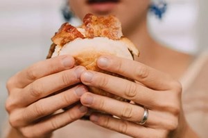 Τέλος στο φούσκωμα: Με αυτές τις 12 τροφές θα νιώσεις ξανά ανάλαφρη - εικόνα 2