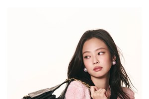 Η Dua Lipa απολαμβάνει τη θάλασσα και τον ήλιο με ένα micro μπικίνι - εικόνα 1