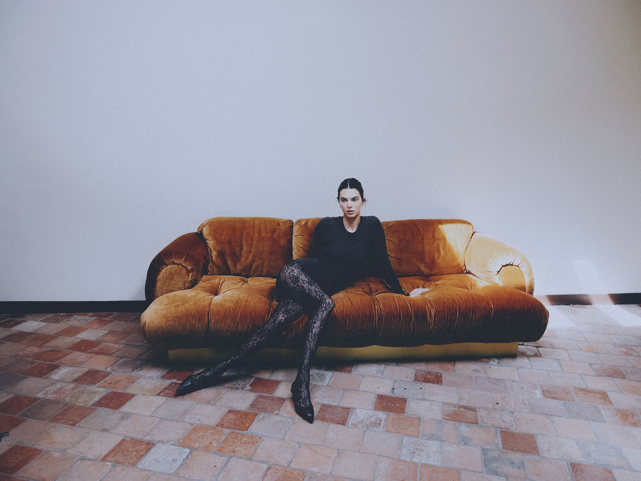 Η Kendall Jenner μας δείχνει πώς θα αναβαθμίσουμε το απλό μαύρο φόρεμα - εικόνα 3