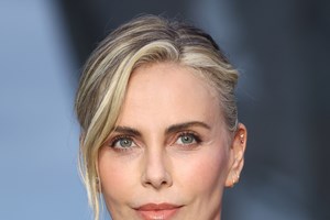 Εκνευρισμένη η Charlize Theron με τον γάμο του Jeff Bezos - To σκληρό της σχόλιο - εικόνα 1