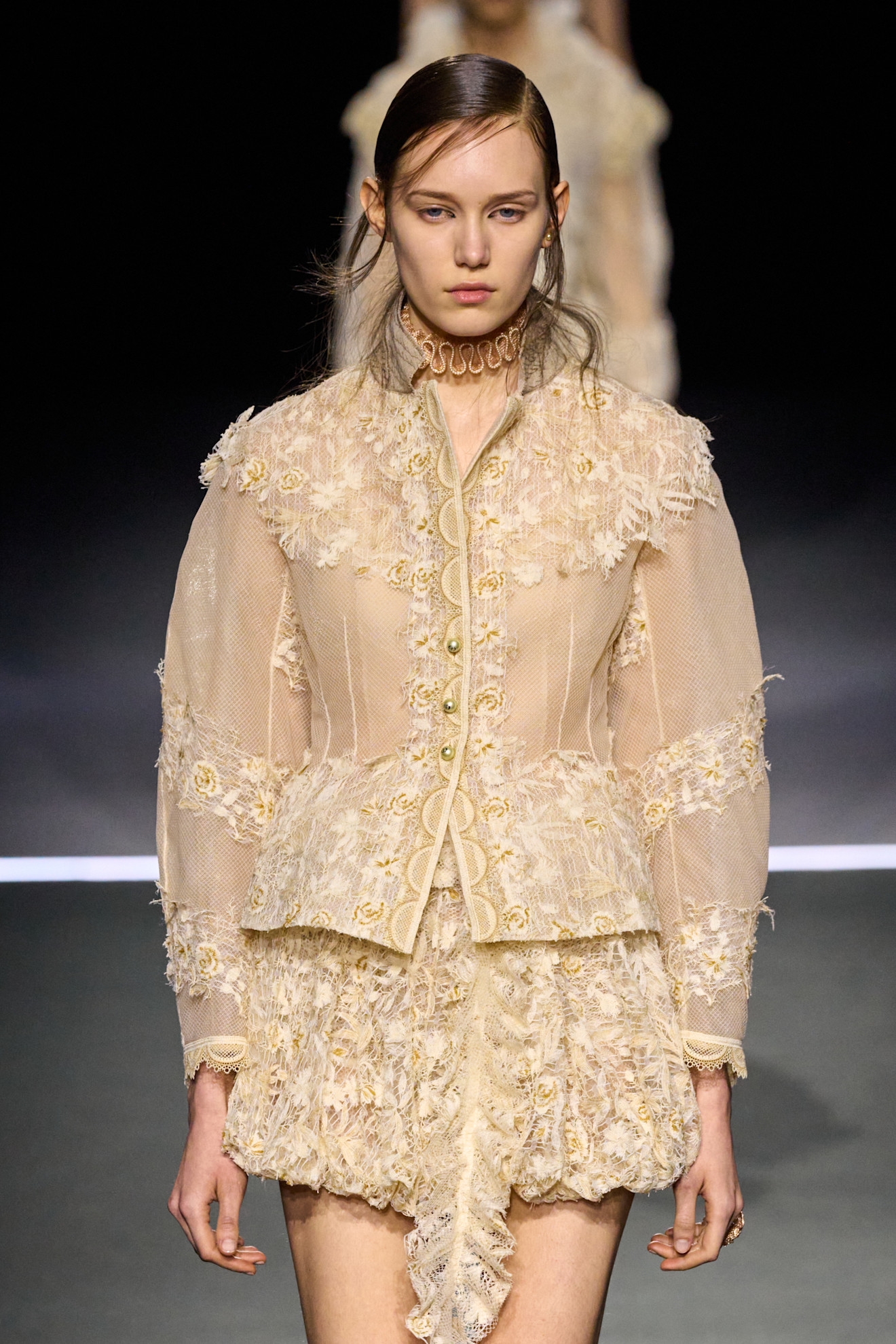 Dior Fall 2025: Όταν η μόδα συνομιλεί με την αρχιτεκτονική - εικόνα 15