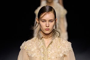 Dior Fall 2025: Όταν η μόδα συνομιλεί με την αρχιτεκτονική - εικόνα 15