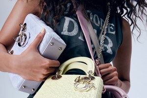 Dress to impress: 3+1 γούνες που θα φορεθούν αυτό τον χειμώνα - εικόνα 1