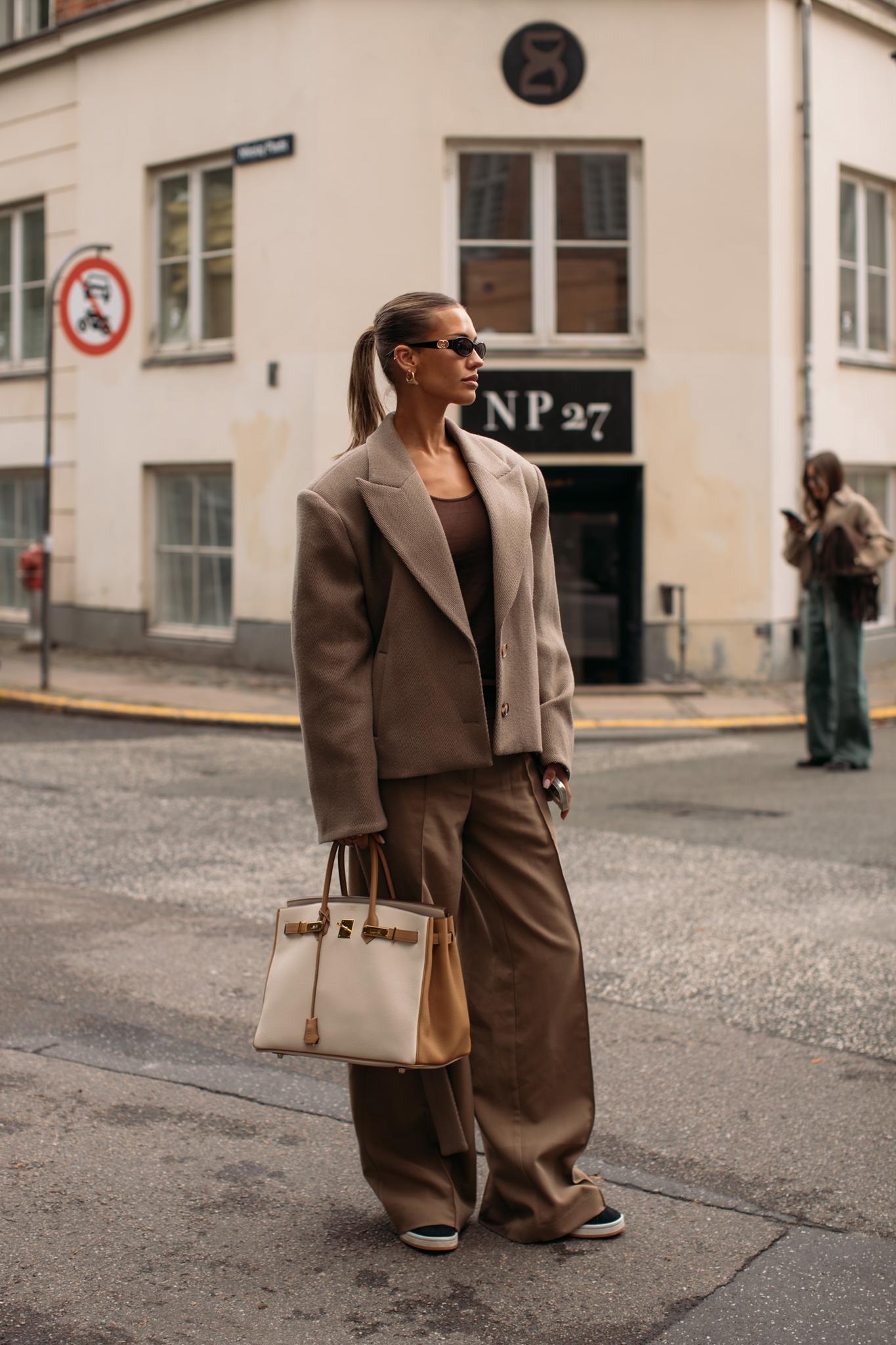 Το πρώτο πλεκτό της σεζόν: Το τοπ που θα φοράς από το πρωί στο γραφείο μέχρι το χαλαρό ποτό - εικόνα 2