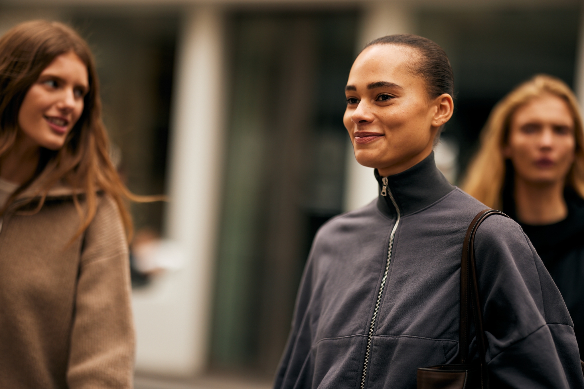 5 Γαλλίδες σού δείχνουν πώς να φορέσεις το πουλόβερ στο γραφείο - εικόνα 2