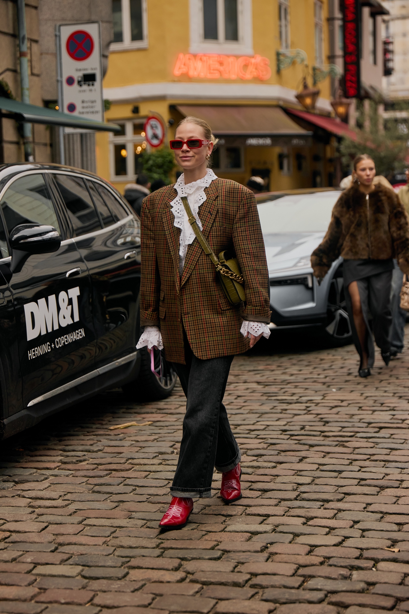 Paris street style: Τα λουκ που ξεχωρίσαμε στην Εβδομάδα Μόδας Υψηλής Ραπτικής - εικόνα 13
