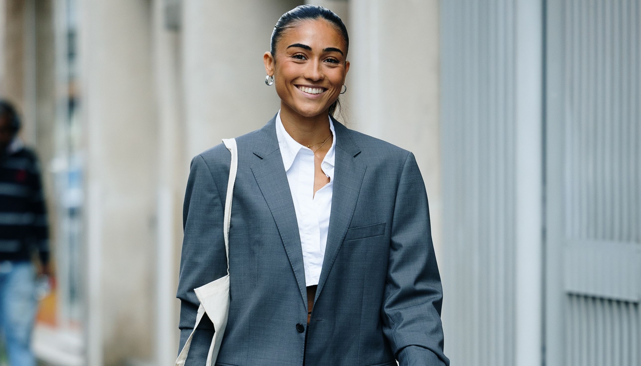 Βρήκαμε το πιο θηλυκό γιλέκο για τα business meetings του Νοεμβρίου - εικόνα 1