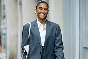 Βρήκαμε το πιο θηλυκό γιλέκο για τα business meetings του Νοεμβρίου - εικόνα 1