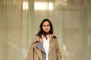 Αντίο suede jacket: Στο Παρίσι αυτό ήταν το πανωφόρι που αναδείχθηκε στο street style - εικόνα 1