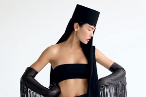 Μπλε & Μπορντό: 3 stylish λουκ για να δοκιμάσεις τον κομψό χρωματικό συνδυασμό - εικόνα 1