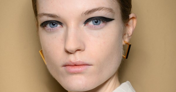 O viral και πιο εύκολος τρόπος για την εφαρμογή του eyeliner σε κουκουλωτά μάτια - εικόνα 1