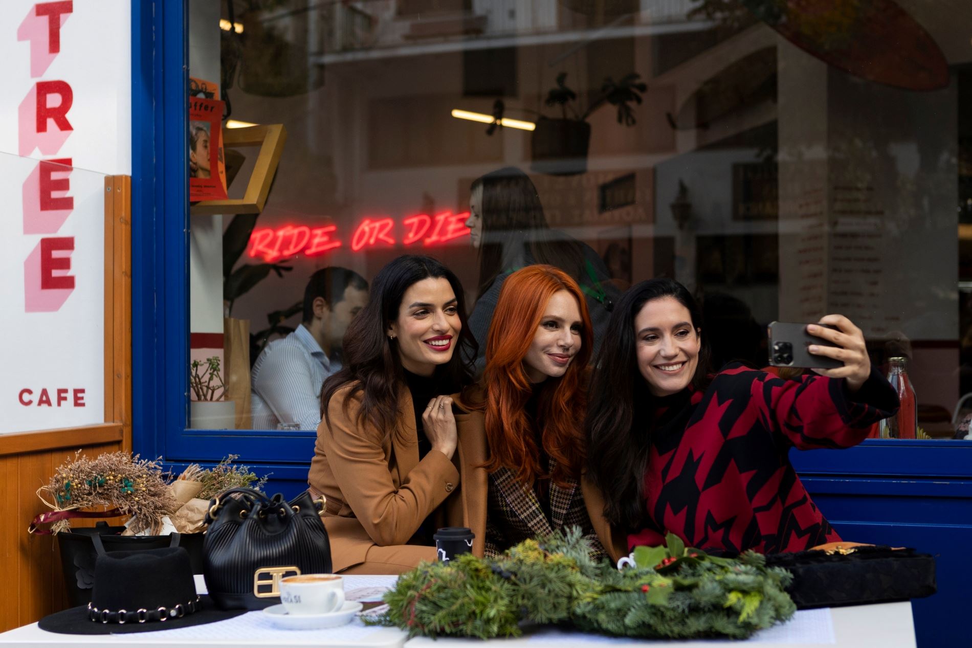 3 αγαπημένες Ελληνίδες μας δείχνουν εύκολα day to night σύνολα με χαρακτηριστικό British twist