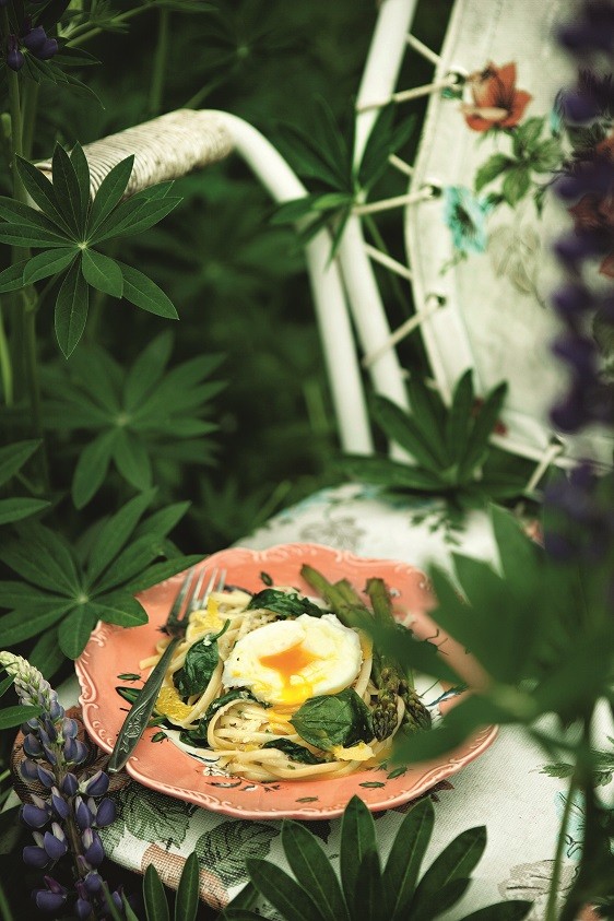 Λιγκουίνι με αβγά ποσέ και σπαράγγια: Ένα ιδιαίτερο πιάτο που θα λατρέψεις