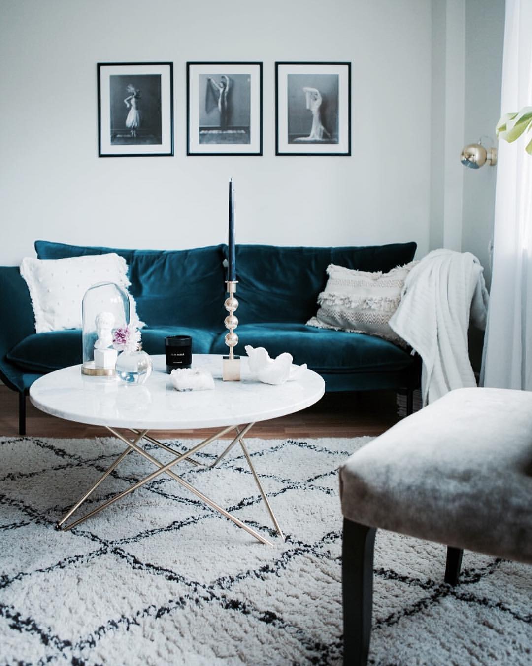 Ένα girly διαμέρισμα γεμάτο στυλ και λουλούδια