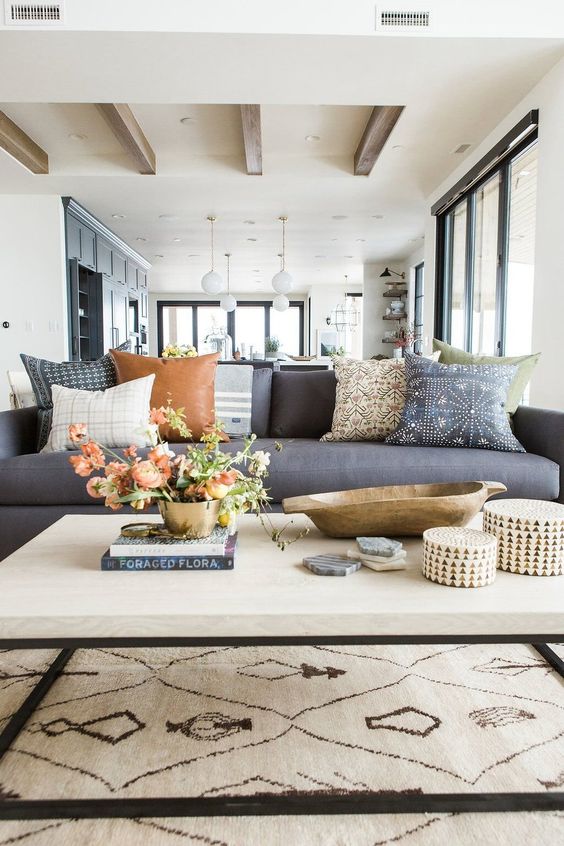 Δείτε πώς θα διακοσμήσετε το τραπέζι του σαλονιού σας