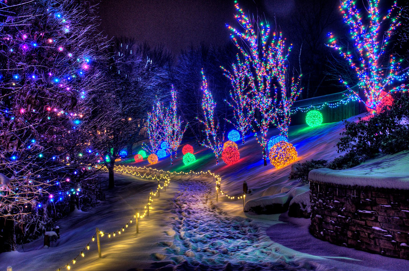 Οι πόλεις βάζουν τα γιορτινά τους και μας μαγεύουν