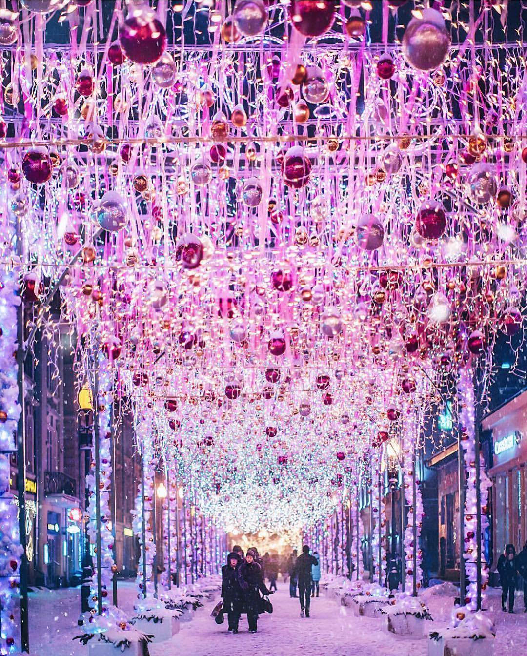 Οι πόλεις φόρεσαν τα γιορτινά τους