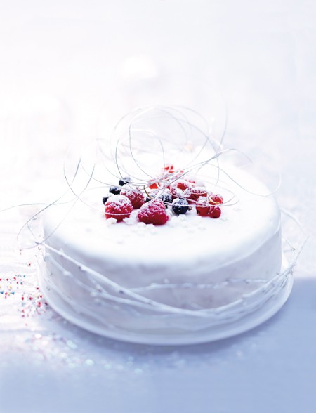 Μια λευκή τούρτα για το γιορτινό τραπέζι