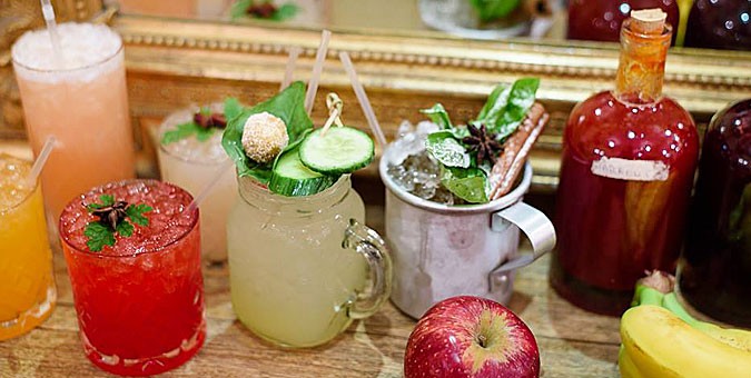 Ο bartender της Αρμπαρόριζας μας φτιάχνει το τέλειο κοκτέιλ