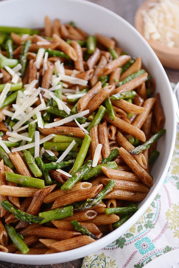Μια δροσερή μακαρονοσαλάτα με σπαράγγια