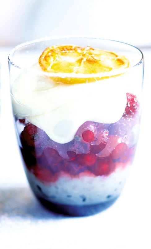 Μους λεμονιού με ρυζόγαλο και κόκκινα φρούτα