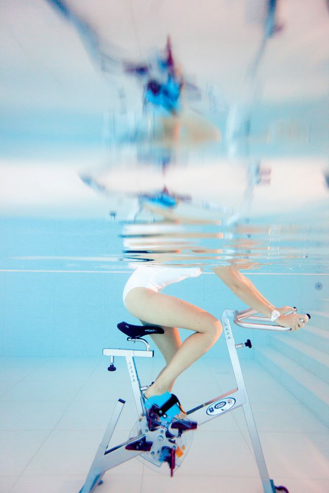 Καυτό σώμα με spinning στην πισίνα