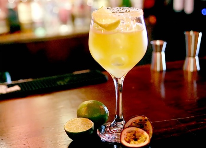 ELLE Video: O bartender του Big Mouth δημιουργεί ένα δροσιστικό κοκτέιλ